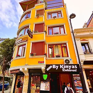 By Kinyas , Istanboel Turkije